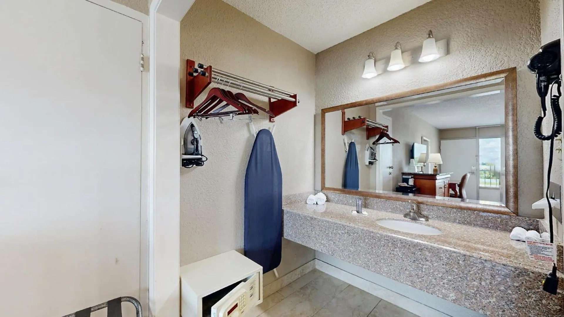 Days Inn By Wyndham Orlando Downtown Hotel